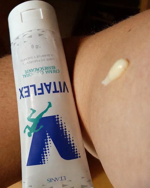 Crema Vitaflex sobre la piel, junto al tubo