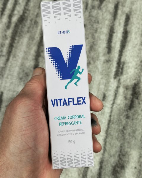 Caja de Vitaflex en la mano